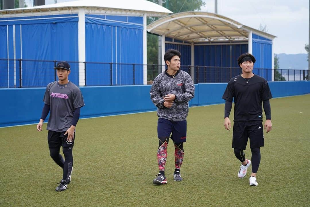 野村佑希のインスタグラム：「今日は曇りでした☁️ 明日こそ晴れてくれーー☀️  横に範馬勇次郎いるかと思った😳😳  #郡拓也 #細川凌平  #野村佑希 #範馬勇次郎 #てるてる坊主」