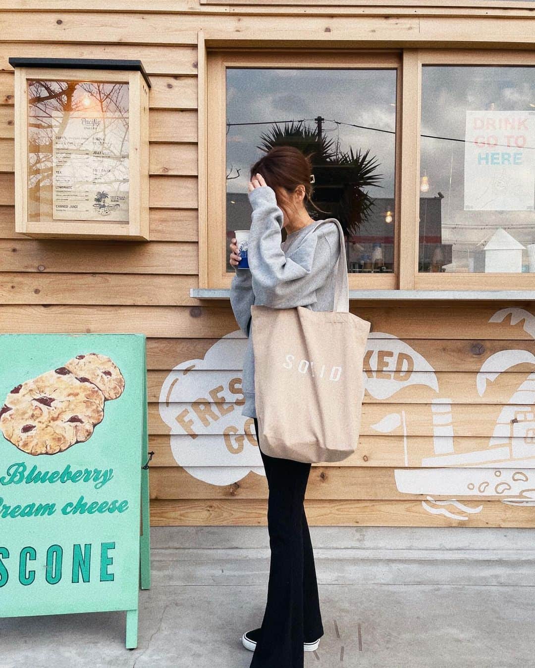 志田友美（ゆうみん）のインスタグラム：「朝活✌🏽 といっても、ただ食べてただけ😮‍💨💦  @pacific_bakery のパン美味しかた🥐  パン食べて珊瑚礁カレー食べて家でミートパイ作って食べて。 、、あぁ😊🤙🏽  #七里ヶ浜 #食べ歩き #でぶ活 #更新率悪くてごめん」