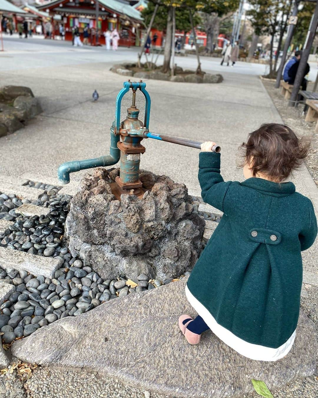 大和里菜のインスタグラム：「⁡ 初詣に行けていなかったので遅ればせながら浅草寺へ⛩ 去年はこりなちゃんが一歳のときに一緒に来たなぁ懐かしいなぁと思いながら歩いていくと井戸ポンプを見つけて、挑戦。 手洗い用のお水がでてきました。 ⁡ ⁡ おみくじはこりなちゃんも私も揃って吉。 同じ吉でも内容が全く違って面白いなぁと思いながら上を見ると、天上画も美しくて思わず写真におさめました💐😌 ⁡ ⁡ ⁡ ⁡ #初詣 #浅草寺 #2022」