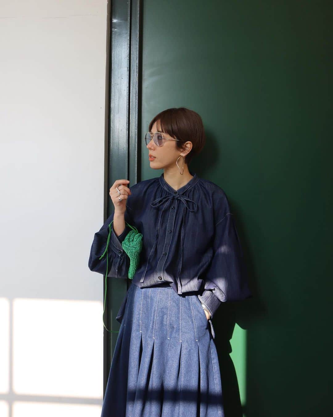 正中雅子のインスタグラム：「denim💙  このSSで1番にご紹介したかったのはデニムシリーズ！  久しぶりにデニム素材でいろんなアイテムが着たくて まずは、着やすくて自分もめちゃくちゃ着るだろうなって思うシャツブラウスに😌  長く着れるように、薄めの素材でやや落ち感もあり 女性らしく取り入れられるデザインに。  アイボリーステッチが春らしくて🙆‍♀️  スカートも後ほど♡  1/20 thu. PRE ORDER start!  #MACHATT #masaco服」