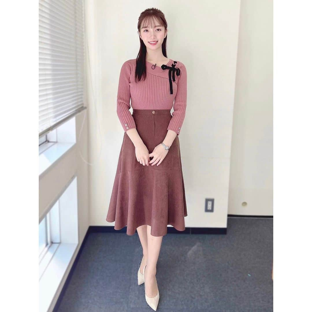 刈川くるみさんのインスタグラム写真 - (刈川くるみInstagram)「お疲れ様です☺︎🤍  お昼は陽がでて暖かかったですね！  天気がいい日はエレベーターの中から 東京タワーと富士山が綺麗に見えるので いつも深呼吸して気合い入れます💪😂🗼🗻  きょうの衣装は全て @laisse_passe さん💘🍫 可愛いお衣装ありがとうございます✨  #newsevery #centforce #刈川くるみ #アナウンサー #衣装 #ニット #スカート #コーデ」1月13日 20時01分 - kurumi_karikawa