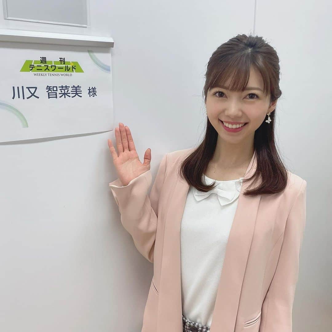 川又智菜美のインスタグラム：「楽屋の前でも一枚📸 ⁡ 週刊テニスNAVI⇨週刊テニスワールドとなるにあたり もちろんロゴもリニューアルしました✊✨ コートをバックにシンプルながらも素敵ですよね😊 ⁡ ⁡ 話は変わりますが、 最近布団乾燥機でお布団をあっためてから 寝るのにハマっています😂 ⁡ 一度あのあたたかさを知ってしまうと なかなか冷たいお布団に入れない…笑 ⁡ 我が家にはないですが、 こたつでぬくぬくしている気分になります！！☺️ とか書いていたらこたつに久々に入りたくなりました笑 こたつに入ってみかんを食べたり、 暖かいのを良いことにアイスなんかも食べちゃったりして…😋 ⁡ 皆さんは冬どんな過ごし方がお好きですか？💕 ⁡ #テニス #冬の過ごし方」