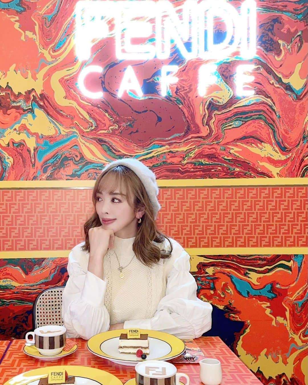 のインスタグラム：「FENDIcafeでDinnerしてきた💕 ⁡ ⁡ 内装はもちろん、スイーツも全部可愛すぎる♡ ⁡ ⁡ お食事は全部美味しくて、特にパン気に入りすぎておかわりたくさんしましたw ⁡ ⁡ 柄の入ったラテも、以前行った時も可愛かったけど今回は新しいBagのデザインのニューロゴができてた💕 ⁡ ⁡ 夜は全然並んでなくてすぐ入れるからオススメ✨✨ ってもう期間終わってるか！w ⁡ コインもらったから行かないと♡ ⁡ ⁡ ⁡ またいきたいな♡」