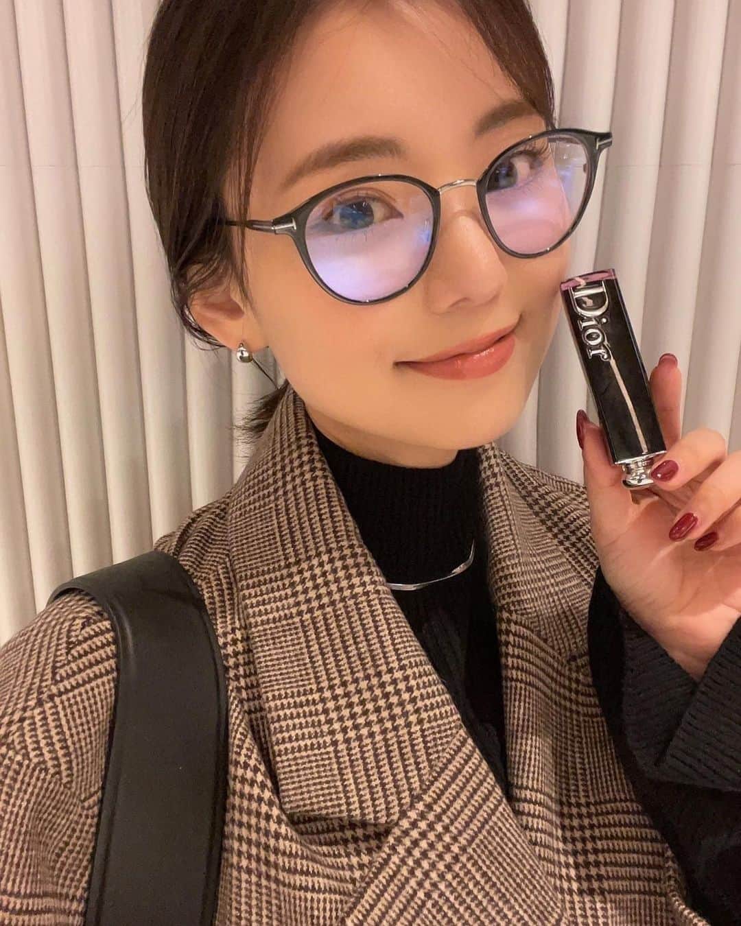 林村ゆかりのインスタグラム：「保湿もバッチリ、トロける質感で上品な赤みブラウンリップ。  Dior ディオール アディクト ラッカー スティック #620 ポイズナス  買ってよかった🤎  ネックレスは、CENE @cene_316l  シンプルでつけやすくて可愛いです✨  ニットをパンツに入れたら、オムツ的なちょっと変なシルエット…笑  #カジュアルコーデ#カジュアルファッション #デニムコーデ #guジャケット #mamekurogouchi #uniqlo #acnestudios #アラフォー#アラフォーコーデ#アラフォー美容#diormakeup #diorlipstick #ディオールコスメ #ディオールリップ #tiam #ユニクロ#プラダ#prada#プラダローファー」