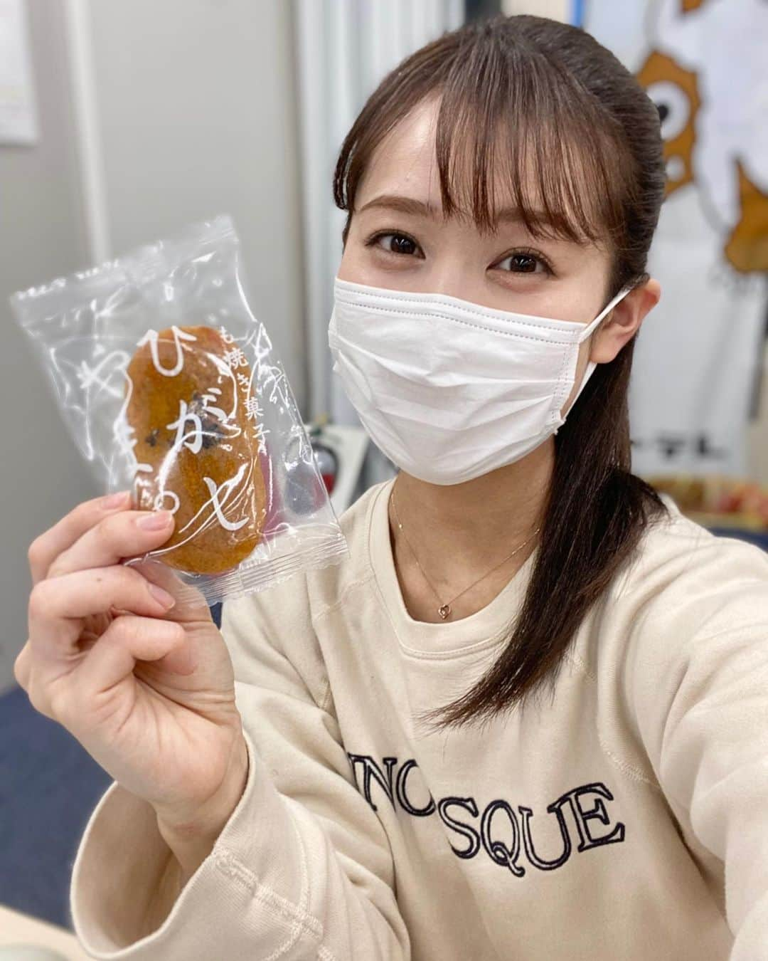 島津咲苗さんのインスタグラム写真 - (島津咲苗Instagram)「芋好きのしまちゃんに〜🍠と しおりさんから...🥺 こんなお芋のお菓子初めて見ました‼︎ 早く食べたい気持ちと、 家でゆっくり味わいたい気持ちとで葛藤中です。  さて、どうしよう。  #さつまいも #芋 #芋好き #ひがしやま #お菓子 #アップ #アナウンサー #鈴木しおり #メーテレアナウンサー #島津咲苗」1月13日 20時10分 - sanae_shimazu