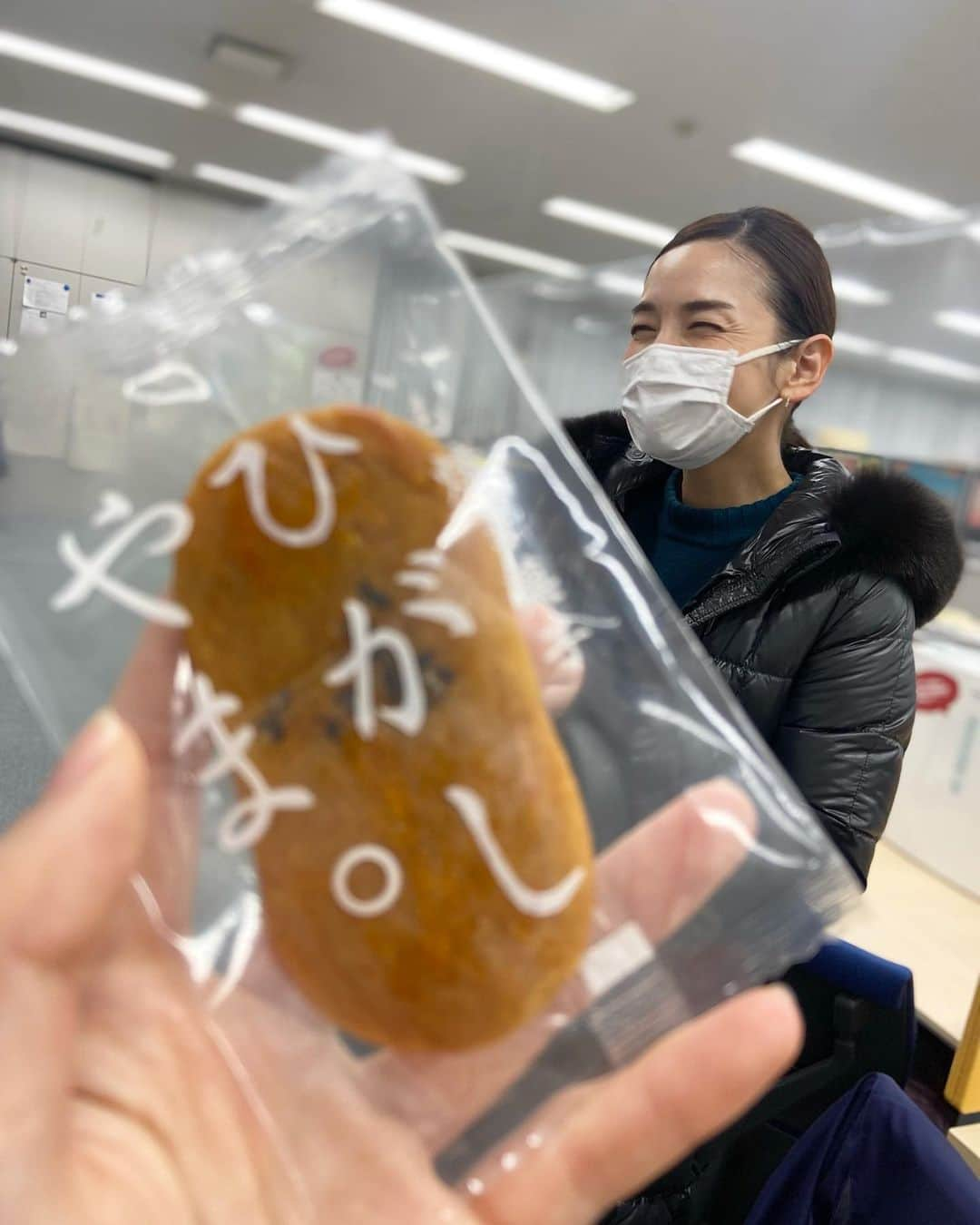 島津咲苗さんのインスタグラム写真 - (島津咲苗Instagram)「芋好きのしまちゃんに〜🍠と しおりさんから...🥺 こんなお芋のお菓子初めて見ました‼︎ 早く食べたい気持ちと、 家でゆっくり味わいたい気持ちとで葛藤中です。  さて、どうしよう。  #さつまいも #芋 #芋好き #ひがしやま #お菓子 #アップ #アナウンサー #鈴木しおり #メーテレアナウンサー #島津咲苗」1月13日 20時10分 - sanae_shimazu