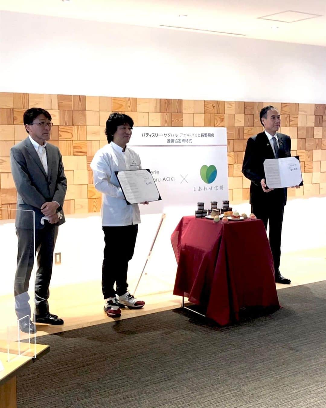 青木定治さんのインスタグラム写真 - (青木定治Instagram)「Nous avons signé un accord de coopération avec le gouverneur Abe pour répandre la bonté de la préfecture de Nagano ! 本日、長野県庁において阿部知事と食の連携条約を結びました！  #sadaharuaoki  #サダハルアオキ #paris #france #パリ　#isetan #tokyo #japon  #アムールデュショコラ #isetan #pastry #蛋糕　#케이크 #macaron #マカロン #confiture #choux #galettedesrois #chocolat  #patisserie #tartetatin #クロワッサン#croissant」1月13日 20時30分 - sadaharu_aoki