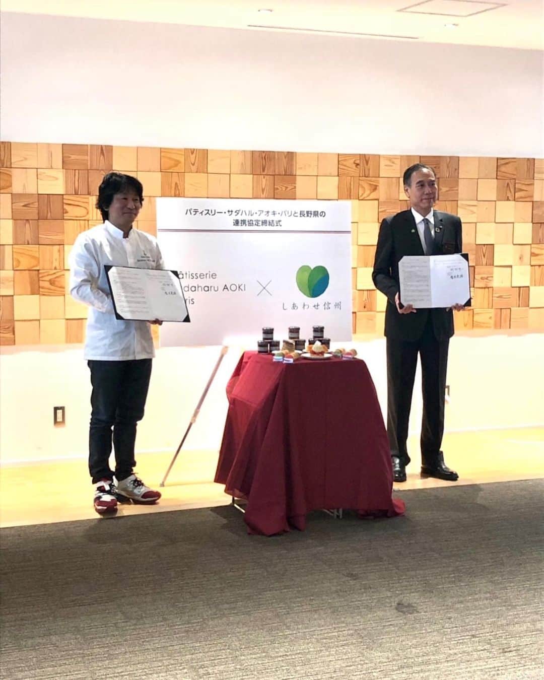 青木定治さんのインスタグラム写真 - (青木定治Instagram)「Nous avons signé un accord de coopération avec le gouverneur Abe pour répandre la bonté de la préfecture de Nagano ! 本日、長野県庁において阿部知事と食の連携条約を結びました！  #sadaharuaoki  #サダハルアオキ #paris #france #パリ　#isetan #tokyo #japon  #アムールデュショコラ #isetan #pastry #蛋糕　#케이크 #macaron #マカロン #confiture #choux #galettedesrois #chocolat  #patisserie #tartetatin #クロワッサン#croissant」1月13日 20時30分 - sadaharu_aoki
