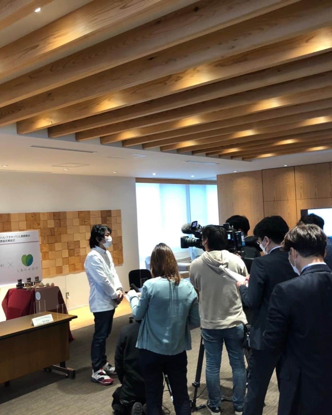 青木定治さんのインスタグラム写真 - (青木定治Instagram)「Nous avons signé un accord de coopération avec le gouverneur Abe pour répandre la bonté de la préfecture de Nagano ! 本日、長野県庁において阿部知事と食の連携条約を結びました！  #sadaharuaoki  #サダハルアオキ #paris #france #パリ　#isetan #tokyo #japon  #アムールデュショコラ #isetan #pastry #蛋糕　#케이크 #macaron #マカロン #confiture #choux #galettedesrois #chocolat  #patisserie #tartetatin #クロワッサン#croissant」1月13日 20時30分 - sadaharu_aoki