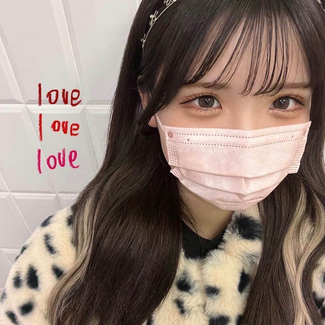 砂糖華さんのインスタグラム写真 - (砂糖華Instagram)「💞   love手書きしてみた😂   まつ毛可愛くなったから自撮りしたよ〰️🎀   写真見せてこんなまつ毛にしたいってお願いしたらその通りして下さって、😭♡ 丁寧でとっても優しかったです🥺   ( @futuro_eyelash  @_riekoo )   パリジェンヌとマツエク ありがとうございました💞     #フレンチガーリー #カチューシャ #カチューシャヘア #ウェーブ巻き #ウェーブヘア #レオパード柄 #ピンクマスク#マツエク #マツエクデザイン #ブラウンマツエク #パリジェンヌ #パリジェンヌラッシュリフト」1月13日 20時30分 - __162cm_