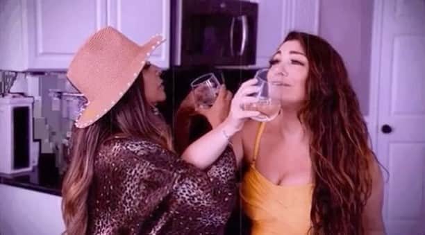 ディーナ・ニコール・コルテーゼのインスタグラム：「It’s been way too long since our last meatball day! 🍷 #JSFamilyVacation, tonight at 8/7c on MTV」