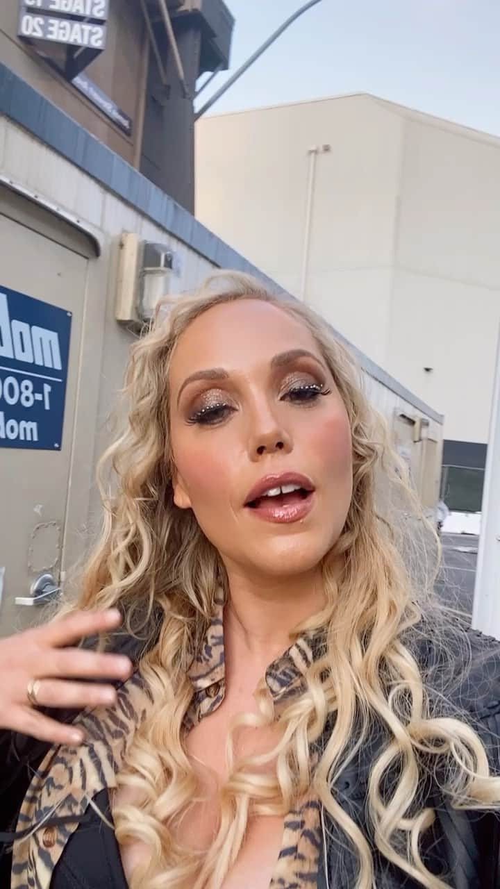 エリザベス・バークレーのインスタグラム：「On the way to set…Episode 6 @peacocktv #sbtb #nomi #jessie #bayside #vegas #shejustwent down✨✨#differentplaces 🥰 #traceywigfieldisagenius」