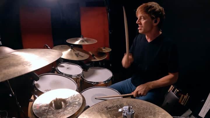 のインスタグラム：「A playthrough of a tune called NEZM from Thip Trong. Full vid on my YouTube channel. Link in Story   #vf15 #vicfirth #vicfirthsticks #zildjian #zildjiancymbals #zildjianfamily #teamremo #remodrumheads #remo #bigfatsnaredrum #drumming #drummer #drums #groove #chops #pearldrums #crumbweststudios #shanegaalaas」