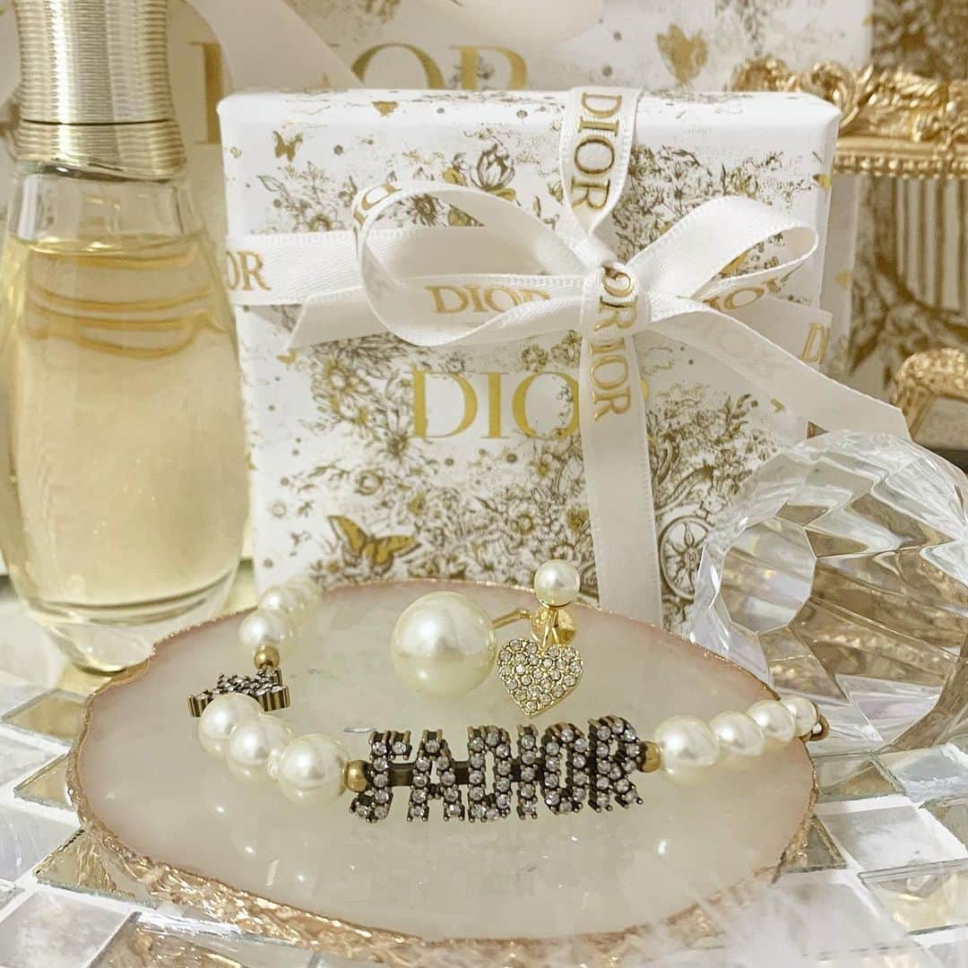 のインスタグラム：「【⭐️⭐️⭐️⭐️⭐️⭐️⭐️】 . 去年誕生日🎁プレゼントで頂いた Diorのチョーカーとピアス🧡🥺 めっちゃ可愛すぎる🤦‍♀️💗 . Diorのアクセ可愛いから大好き👿💕 つけてるとテンション高まる😻 . #Dior #diorchoker #diorpierce  #present #hd」