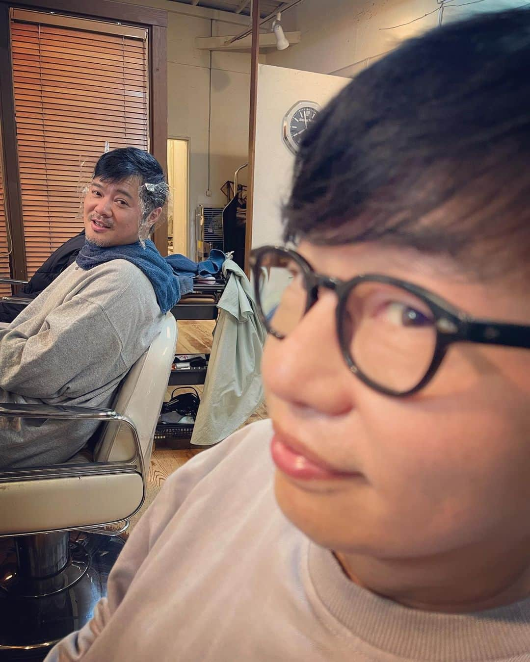 杉本知香さんのインスタグラム写真 - (杉本知香Instagram)「フォレスト名物。楽屋（笑） 功力くん、沼津から2年ぶりにフォレスト来れました🚄 佐田くんと功力くんが揃ったので、仲良しのケン兄とビデオ通話。 めちゃくちゃ楽しかった🤣😂 けんじる、今週土曜の向上委員会出るので チェックしてね📺  #中目黒美容室 #バッドボーイズ佐田 #バッドボーイズ #佐田正樹#satabuilders  #富士彦#功力富士彦#沼津ラクーンよしもと劇場  #宮川クラブ#静岡第一テレビ  #水玉れっぷう隊ケン #水玉れっぷう隊  #けんじる#食い込men #さんまのお笑い向上委員会」1月13日 22時28分 - sugimotoc