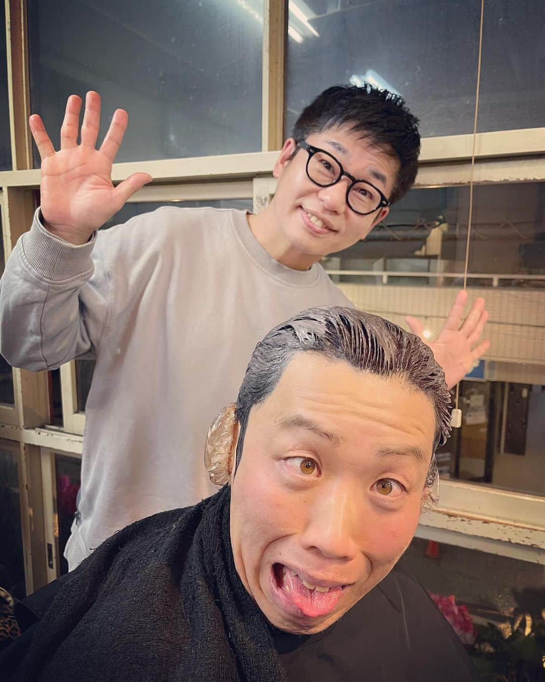 杉本知香さんのインスタグラム写真 - (杉本知香Instagram)「フォレスト名物。楽屋（笑） 功力くん、沼津から2年ぶりにフォレスト来れました🚄 佐田くんと功力くんが揃ったので、仲良しのケン兄とビデオ通話。 めちゃくちゃ楽しかった🤣😂 けんじる、今週土曜の向上委員会出るので チェックしてね📺  #中目黒美容室 #バッドボーイズ佐田 #バッドボーイズ #佐田正樹#satabuilders  #富士彦#功力富士彦#沼津ラクーンよしもと劇場  #宮川クラブ#静岡第一テレビ  #水玉れっぷう隊ケン #水玉れっぷう隊  #けんじる#食い込men #さんまのお笑い向上委員会」1月13日 22時28分 - sugimotoc