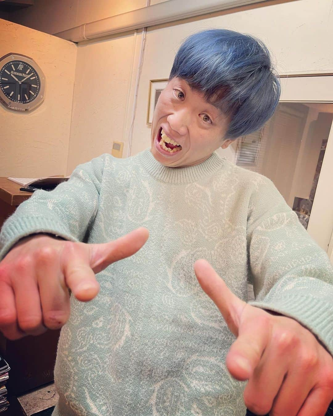 杉本知香さんのインスタグラム写真 - (杉本知香Instagram)「フォレスト名物。楽屋（笑） 功力くん、沼津から2年ぶりにフォレスト来れました🚄 佐田くんと功力くんが揃ったので、仲良しのケン兄とビデオ通話。 めちゃくちゃ楽しかった🤣😂 けんじる、今週土曜の向上委員会出るので チェックしてね📺  #中目黒美容室 #バッドボーイズ佐田 #バッドボーイズ #佐田正樹#satabuilders  #富士彦#功力富士彦#沼津ラクーンよしもと劇場  #宮川クラブ#静岡第一テレビ  #水玉れっぷう隊ケン #水玉れっぷう隊  #けんじる#食い込men #さんまのお笑い向上委員会」1月13日 22時28分 - sugimotoc