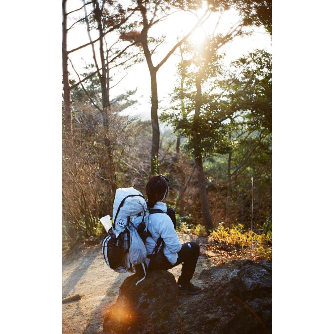 大橋未歩さんのインスタグラム写真 - (大橋未歩Instagram)「新田次郎「孤高の人」を読んで 六甲山全縦走にトライした時。  私は生まれも育ちも神戸の須磨で 家の裏手に登山口があることが随分恵まれていた環境だったと気付いたのは東京に来てからだいぶ経った頃だったと思います。  恥ずかしながら この年になって初めて 加藤文太郎という稀代の登山家が 神戸に居を構えて 六甲山全縦走で健脚を作ったということを知りました。  私は山にたまに登っていますが 縦走だとバックパックは10kgになるし、正直あのつらさをわざわざ繰り返す理由が まだよく分からない時があります。  でも生きて行くに最低限の衣食住を 自分で背負って自分の足で 自分の責任で歩いている時は なんだか気分が清々しくて そんな時の自分を少し好きなのだろうとも思います。  夫　@kamide_  が撮ってくれた写真が 少しずつ上がってきてました☺️  #孤高の人 #加藤文太郎  #神戸  #登山 #hiking」1月13日 22時35分 - o_solemiho815