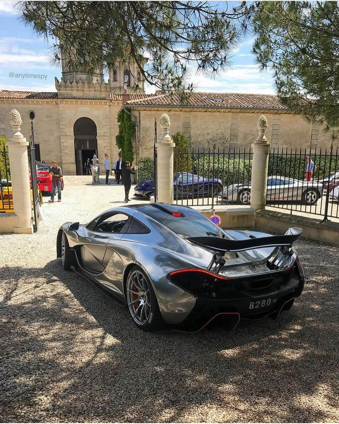 Amazing Carsさんのインスタグラム写真 - (Amazing CarsInstagram)「Would you own a chrome McLaren P1?🤔  Photo via: @anytimespy   #McLaren #P1 #McLarenP1」1月13日 22時42分 - amazingcars247