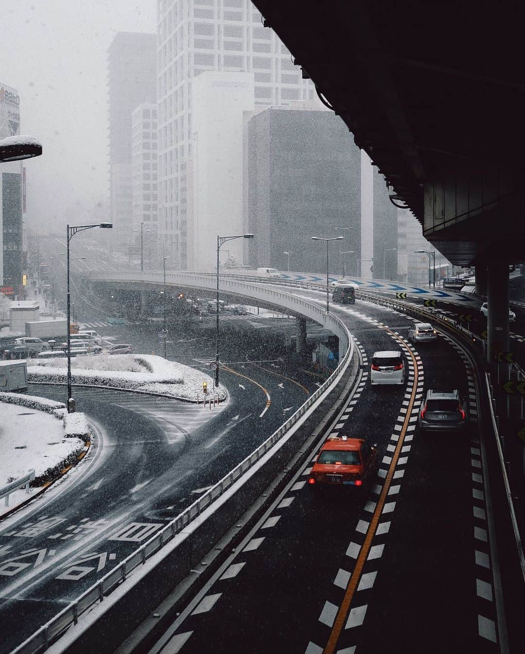 Kaiさんのインスタグラム写真 - (KaiInstagram)「First snow of 2022 in Tokyo.  . . . . . . #discovertokyo #exploretokyo #tokyogram #tokyotravel #tokyotokyo #tokyostreets #igerstokyo #reco_ig #weekly_feature #lightroom #streetclassics #ourstreets #streets_vision #fujifilm #passionpassport #beautifuldestinations #wonderful_places #hbweekends #hbouthere #iamatraveler #lonelyplanet #voyaged #bestplacestogo #roamtheplanet #ourplanetdaily #初雪 #Tokyo #Japan #tokyocameraclub」1月13日 22時54分 - kaitaro.k