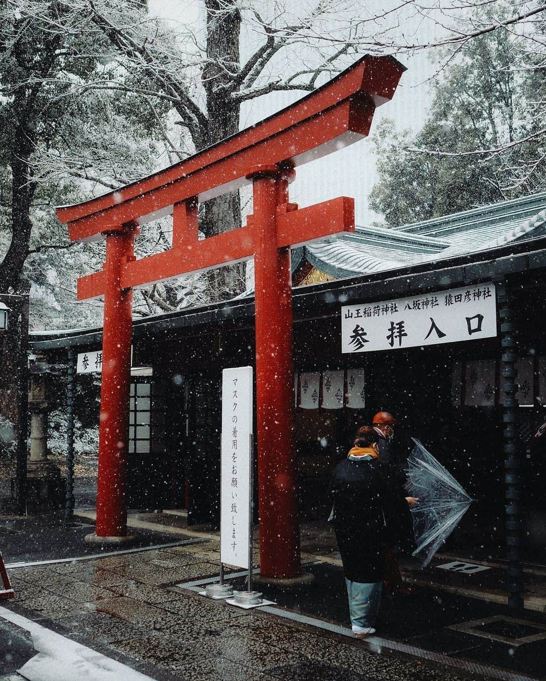 Kaiさんのインスタグラム写真 - (KaiInstagram)「First snow of 2022 in Tokyo.  . . . . . . #discovertokyo #exploretokyo #tokyogram #tokyotravel #tokyotokyo #tokyostreets #igerstokyo #reco_ig #weekly_feature #lightroom #streetclassics #ourstreets #streets_vision #fujifilm #passionpassport #beautifuldestinations #wonderful_places #hbweekends #hbouthere #iamatraveler #lonelyplanet #voyaged #bestplacestogo #roamtheplanet #ourplanetdaily #初雪 #Tokyo #Japan #tokyocameraclub」1月13日 22時54分 - kaitaro.k