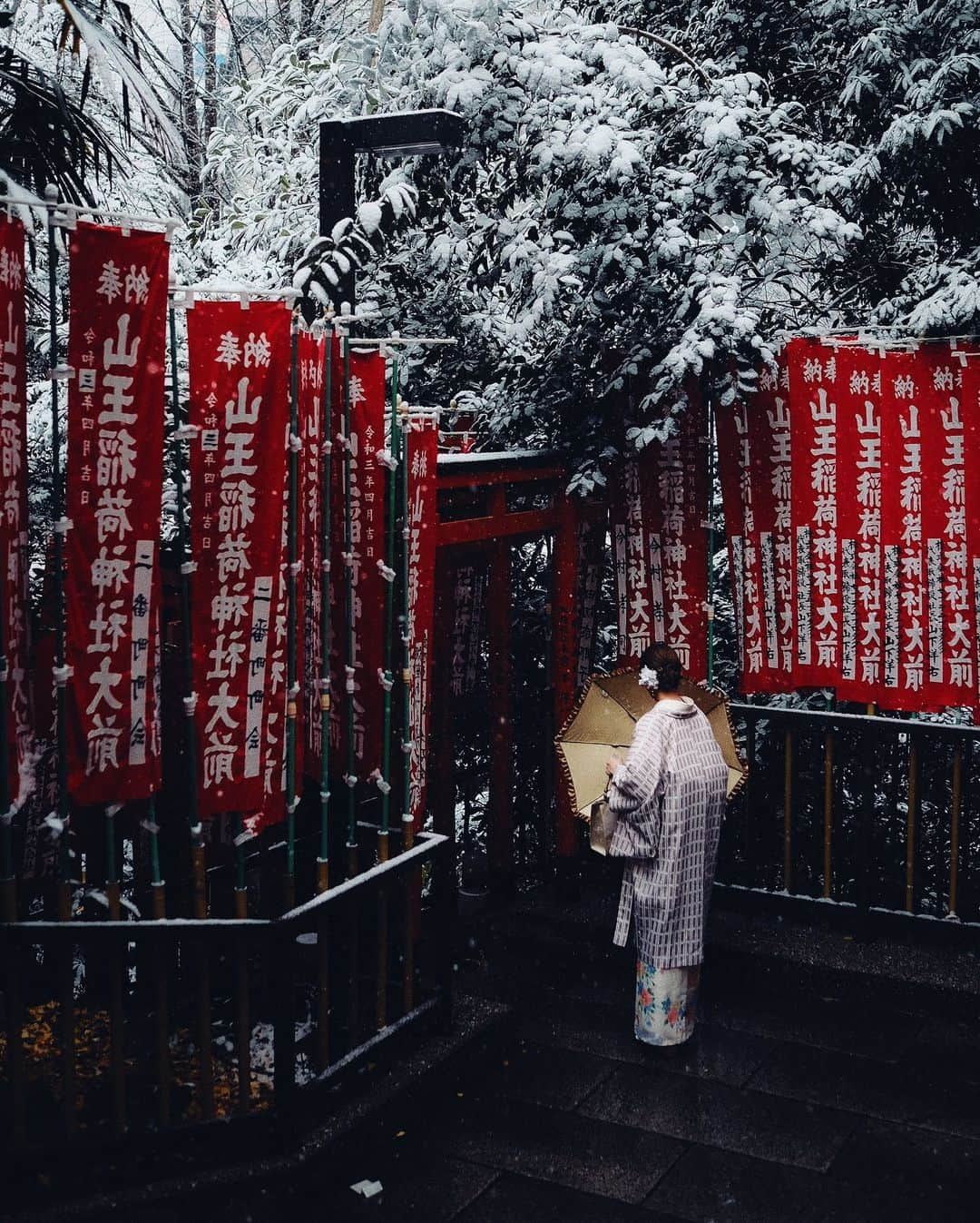 Kaiのインスタグラム：「First snow of 2022 in Tokyo.  . . . . . . #discovertokyo #exploretokyo #tokyogram #tokyotravel #tokyotokyo #tokyostreets #igerstokyo #reco_ig #weekly_feature #lightroom #streetclassics #ourstreets #streets_vision #fujifilm #passionpassport #beautifuldestinations #wonderful_places #hbweekends #hbouthere #iamatraveler #lonelyplanet #voyaged #bestplacestogo #roamtheplanet #ourplanetdaily #初雪 #Tokyo #Japan #tokyocameraclub」