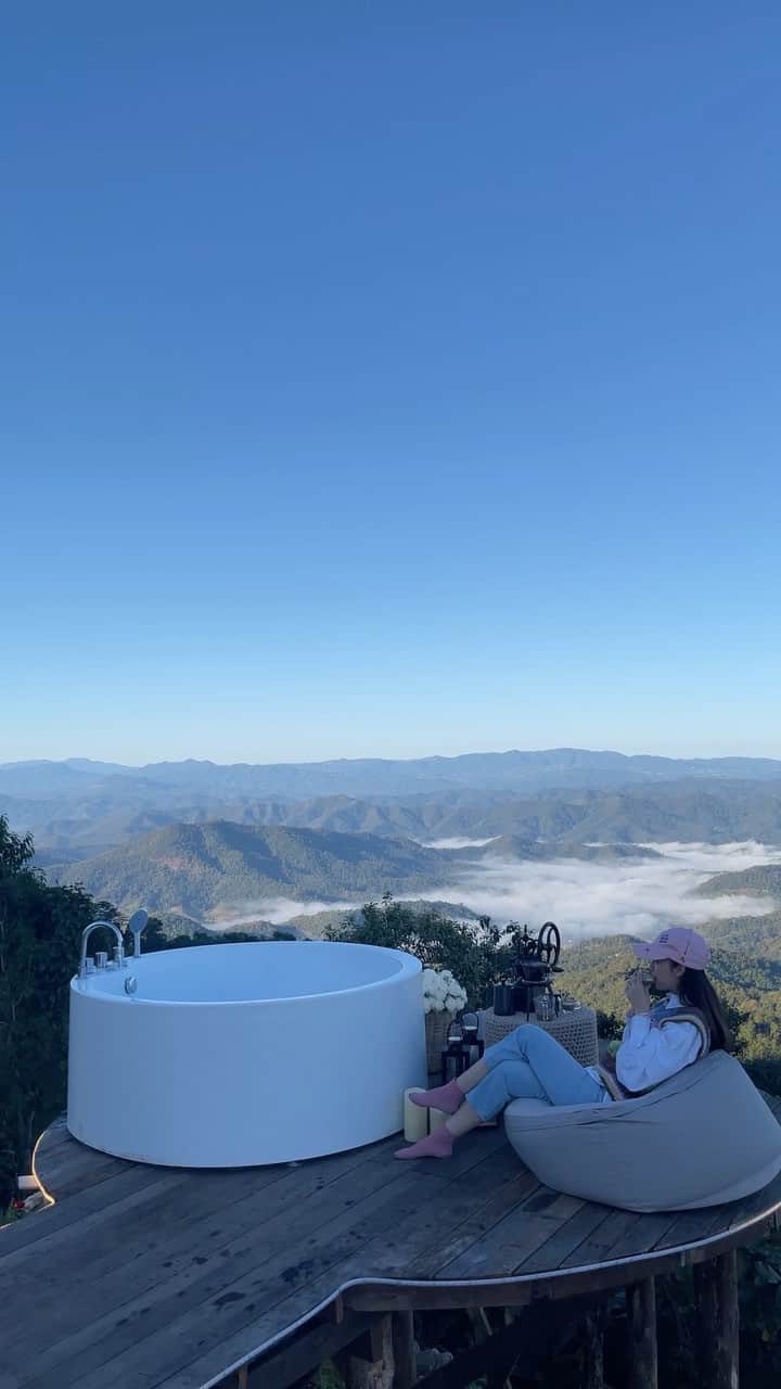 インヤのインスタグラム：「🌥☕️🌿   ที่พักไพรเวทเพียงหลังเดียวบนเนินเขาที่ม่อนแจ่มท่ามกลางทะเลหมอกยามเช้า นั่งจิบกาแฟรับลมหนาว พร้อมรับวันใหม่อย่างสดใส เป็นความประทับใจไม่รู้ลืม กับเดอะนอร์ ที่แปลว่าที่นี่ ในภาษาท้องถิ่น ✨  #เดอะนอร์ #ม่อนแจ่ม #เชียงใหม่ #chiangmai」