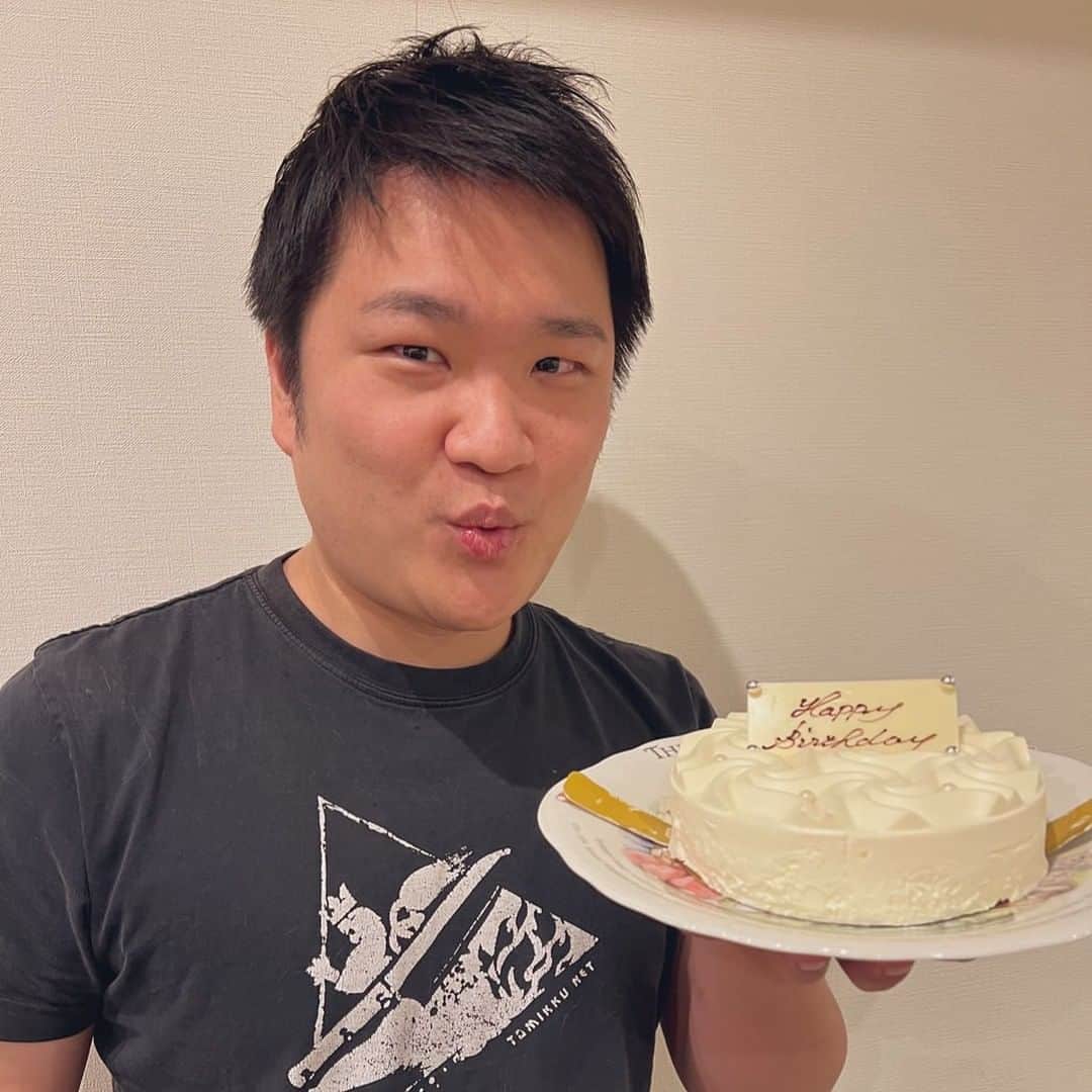 トミックのインスタグラム：「今日で32歳😂  どんな人間でも歳をとり、年相応の振る舞いをしていくよう心がけたい🤗  #トミック #トミスタj  #youtuber  #youtuber好きな人と繋がりたい  #フロマージュケーキ」