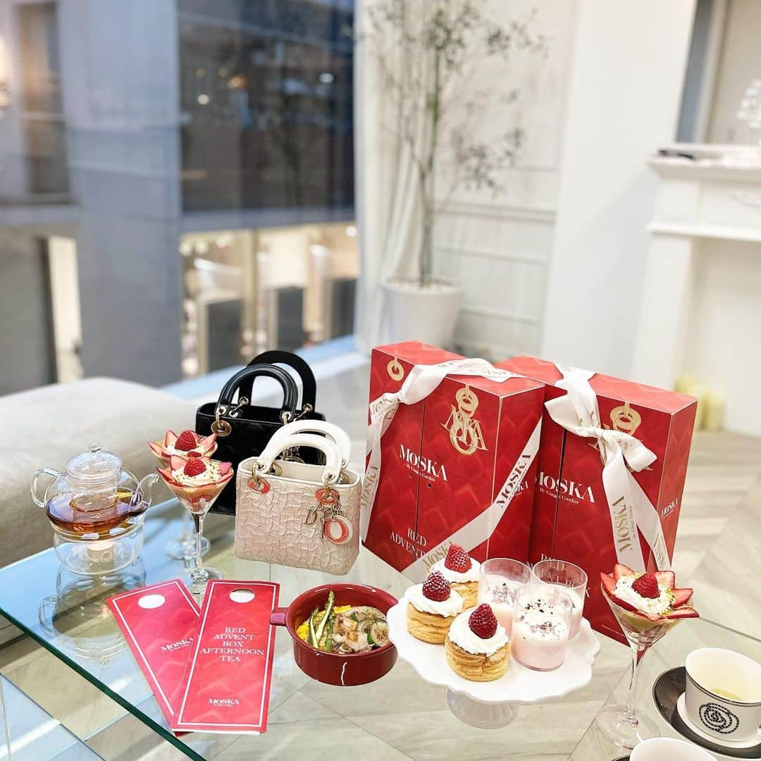 七尾エレナさんのインスタグラム写真 - (七尾エレナInstagram)「かよこプロデュースの Lady Dior Afternoon Tea❤️ @moska_by_gingergarden   毎度かよちんのアイディアが天才的✨ 苺×ピスタチオパフェが美味しすぎた！  コンセプトに合わせて あやちゃんと一緒にレディディオール持参して 並べて撮ってみた📸  今年もこのメンバーでたくさん 楽しいことしよう😘❤️ことよろ🥰  #MOSKA #redafternoontea #ladydior」1月13日 23時15分 - elenananao