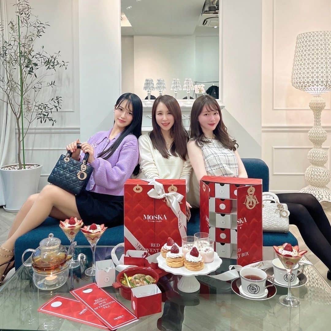 七尾エレナのインスタグラム：「かよこプロデュースの Lady Dior Afternoon Tea❤️ @moska_by_gingergarden   毎度かよちんのアイディアが天才的✨ 苺×ピスタチオパフェが美味しすぎた！  コンセプトに合わせて あやちゃんと一緒にレディディオール持参して 並べて撮ってみた📸  今年もこのメンバーでたくさん 楽しいことしよう😘❤️ことよろ🥰  #MOSKA #redafternoontea #ladydior」