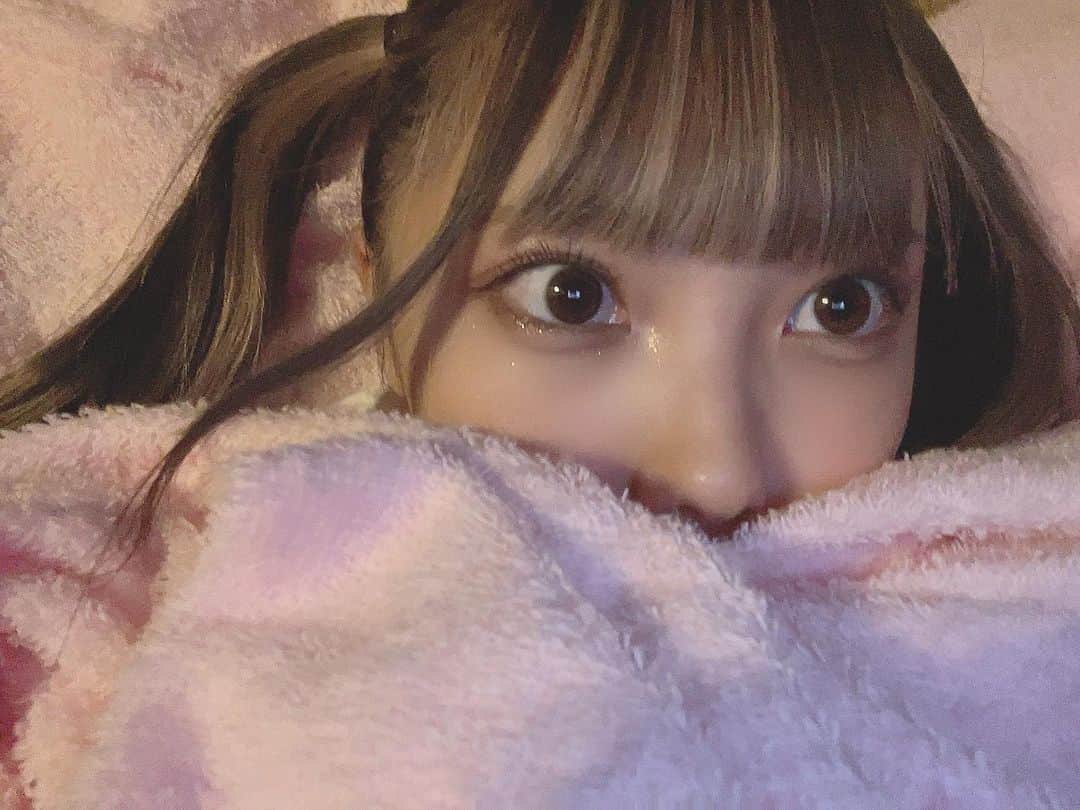 大鈴はるみのインスタグラム：「.  Q.初デートはどこに行きたいですか？ ▶︎私超優柔不断で決められないから全部決めてくれたら嬉しい！でも優柔不断同士でどこ行きたい〜？どこ行こっか〜？ってするのも意外と好きかも😛  Q.好きなお笑い芸人さんやYouTuberさんはいますか？ ▶︎お笑い芸人さん 流れ星さん YouTuberさん 平成フラミンゴさん いっぱいいるけど1番選ぶなら今はこうかな〜？☺️  Q.はるみ〜のスリジエの推しメンは？ ▶︎卒業しちゃったけどWESTにいたゆあちゃん！！  Q.1年前？ぐらいに静岡県三島市のスカイウォークで仮面女子さんたちが来ててそこからファンになりました！ ▶︎ありがとう🥺！！！仮面女子のことを知って好きになってくれて今でもコメントしてくれるのとても嬉しいです🥺✨また三島行きたい！！！🙋‍♀️  Q.どうしてそんなに可愛いの！ ▶︎可愛いって言って貰えて嬉しい！！☺️もっともっと可愛くなれるように頑張るね！！これからもコメントして〜✌️」