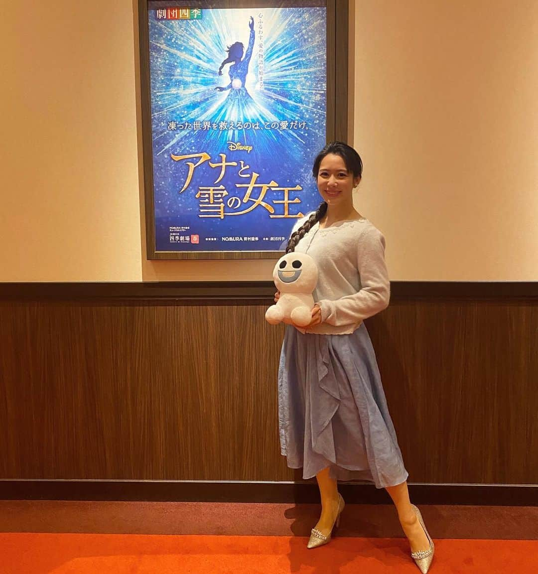 玉木碧さんのインスタグラム写真 - (玉木碧Instagram)「劇団四季のミュージカル、アナと雪の女王をみてきました！！！  ついに😭  ブロードウェイでミュージカル化されてから友人と心待ちにしていた日本でのミュージカル化！！  ミュージカル版では曲も更に加えられていて、何回映画で観ていても新鮮でワクワクした気持ちで観られました！！  アナ雪を映画館で観た時の衝撃と感動を思い出した…  グッズも買ってしまった。笑  あぁ〜やっぱり、好きだ！！！！！！  アナ雪の世界観が好きだ！アナもエルサも好きだ！  早着替えとか演出とか歌とか…いちいち凄っ…って声が漏れてしまいました😂  コロナ禍になって舞台とか観に行けていなかったけど、やはり人生を豊かにしてくれる！！  劇団四季、そしてディズニー！ありがとう😭✨  #アナと雪の女王 #劇団四季  #浜松町 #ディズニー #愛してやまない #感動をありがとう とはこの事 #セントフォース #フリーアナウンサー #玉木碧」1月14日 1時21分 - tamaki_aoi.official