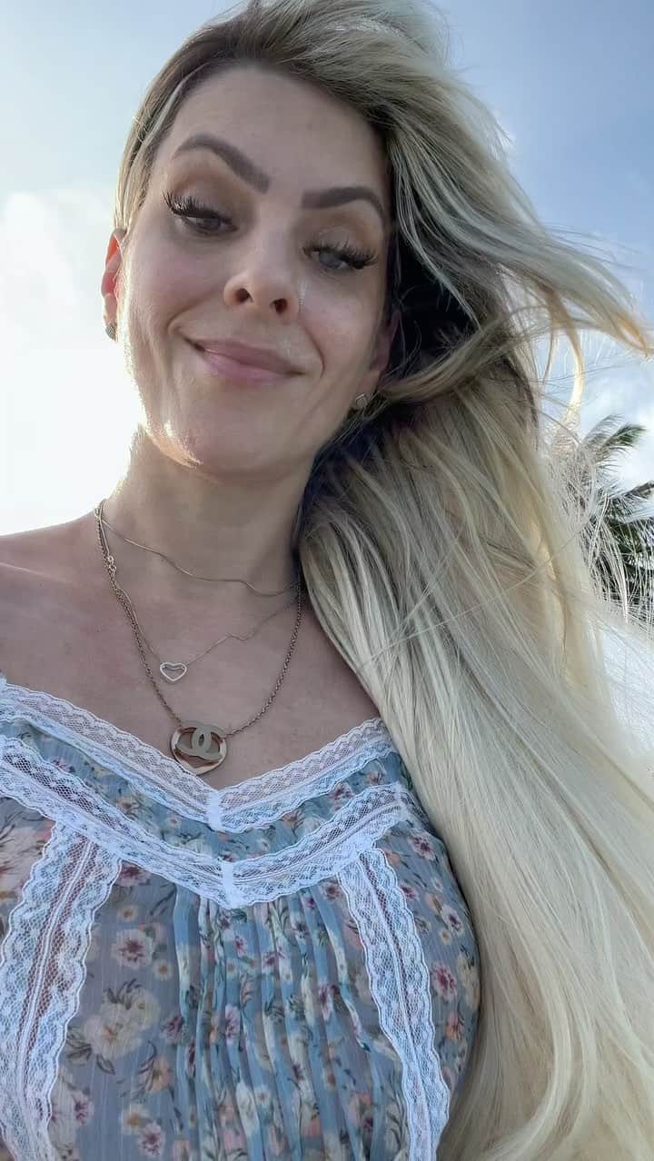 レナータ・ファンのインスタグラム：「Fora o cabelo rebelde, o ajeitar a correntinha no meio do caminho, o protetor solar melecado no rosto e a tentativa de parecer natural 😂, sobra um mar de tirar o fôlego e que deixa uma apresentadora experiente sem ação! 🏖🦋🔆☀️👙🌎」