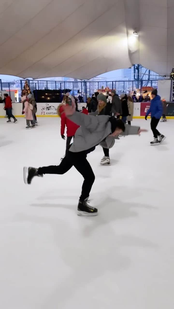 パヴェル・イグナテンコのインスタグラム：「Записываемся на занятия 🏃⛸😆」