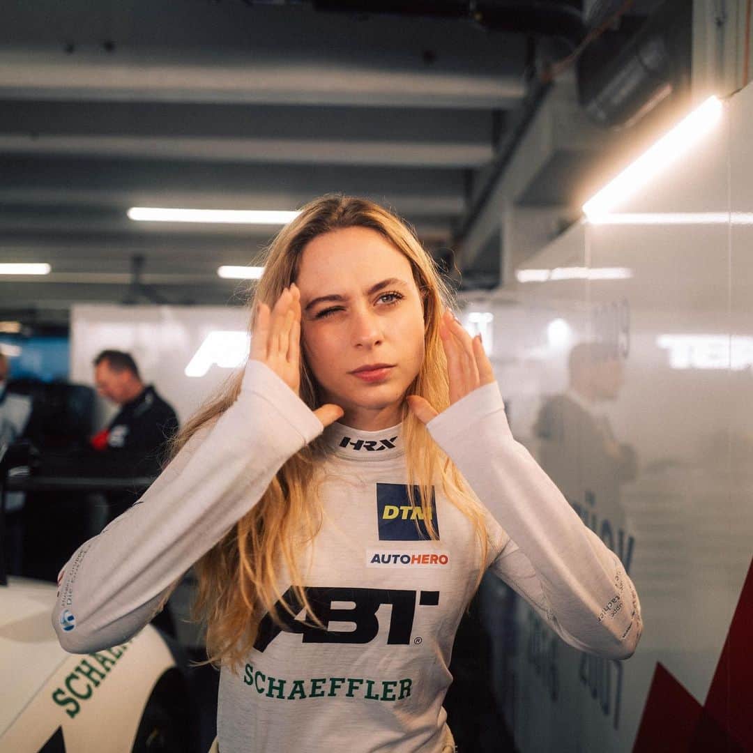 のインスタグラム：「Caption this expression please 😂 // 📸 x @janbeyer // #sophia #sophia99 #changeagent #racegirl #racing #motorsport #dtm #schaeffler」