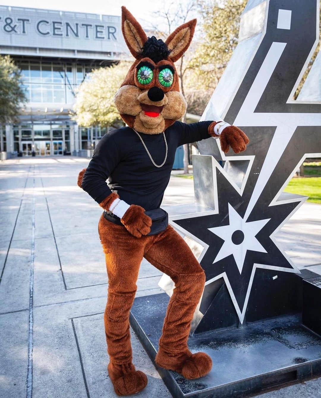 ドウェイン・ジョンソンのインスタグラム：「The Most Electrifying Mascot In the @NBA ~ @spurscoyote 🔥💎   *swipe left And I still look like the Buff Lesbian Lunch Lady with my thumb confidently stuck in my leather fanny pack 👍🏾🤦🏽‍♂️💀  Good to see you having some fun Coyote, next time I’m in San Antonio, we’re drinking @teremana 🥃🤙🏾  @spurs  #sanantoniodrip」