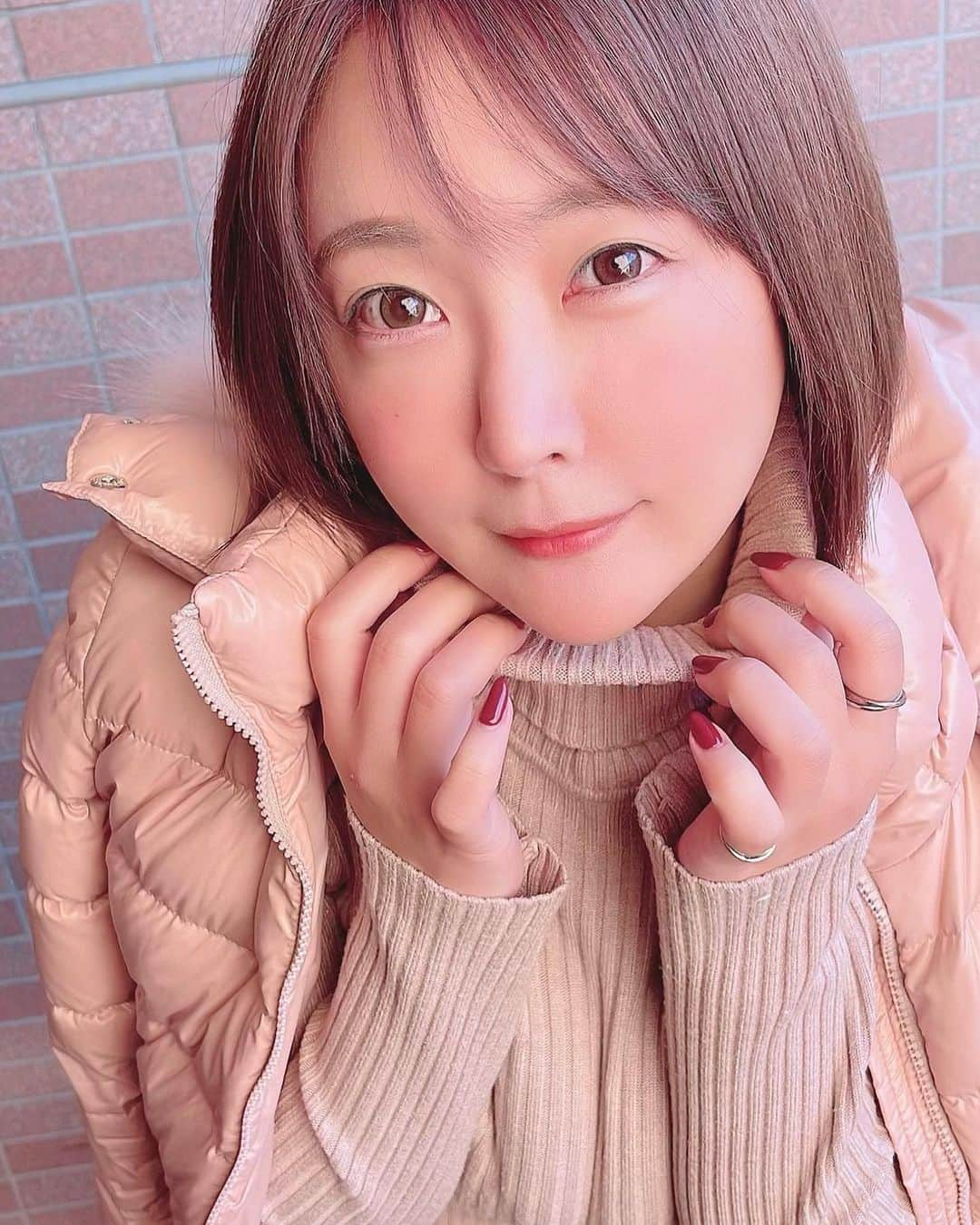 羽生アリサさんのインスタグラム写真 - (羽生アリサInstagram)「事務所に行ってたよ☺️🌸🌸  年賀状も受け取れたりしました🎍 ありがとう🥰❤️  珍しくアップでわかりにくいかもだけどまた髪の毛暗くしたの〜☺️ 光が当たるとピンクっぽく見えるのいまきづいた🤭🌸  髪の毛はいつも山田さん(@yamada_nobuo )✨✨✨✨  最近髪の毛も爪も激しく変えたい傾向にあるっぽい🧐 変わりたい願望かな？🐛🦋  今年は脱皮したいです！ ハニオ🌵  #今日 #今日の羽生さん #事務所にて  #髪の毛変えたよ」1月14日 16時29分 - arisa_hanyu