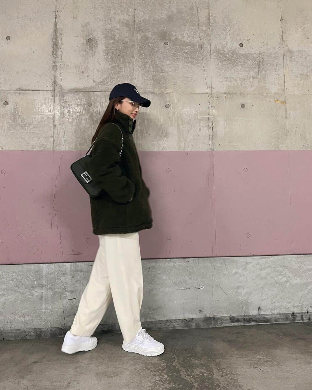 近藤千尋のインスタグラム：「ボアと鞄がカーキ色の私服です😍  お気に入りのおかばん✌️ @fendi   昨日美容院にも行けて ちゅるちゅるになりました💇‍♀️ @log_kenjikarasawa   今回はちょっとピンク系の色味に してもらったよ💕🐷 外で撮るとわかるかなー？😚🌤  靴は、昨日ひーぼぉくんが磨いてくれたよ👟✨」