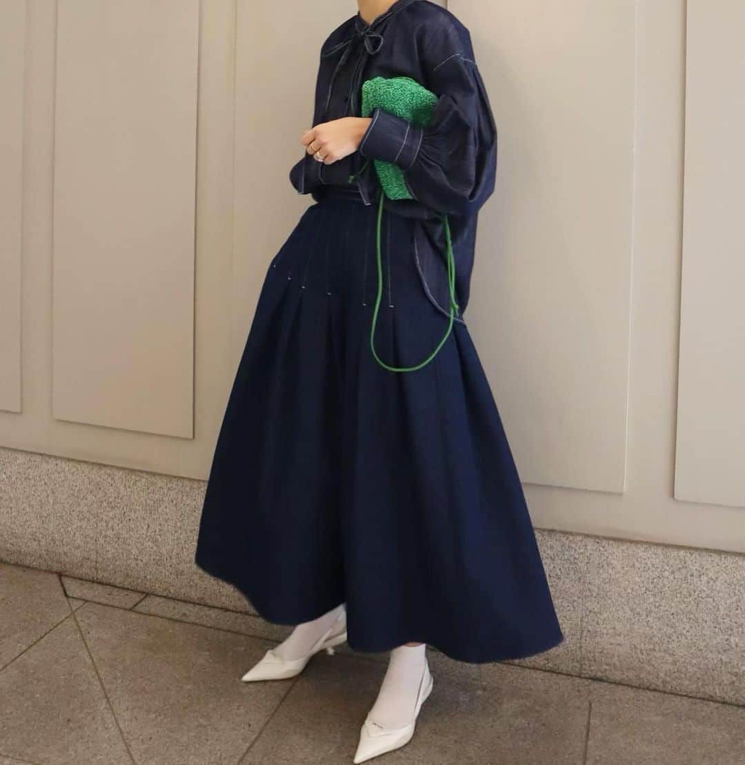 正中雅子のインスタグラム：「この春はデニムを楽しみたい気分🐝♡  セットでも着れるんですが、それぞれのデザインを考えて ブラウスは薄めの落ち感のある素材を選び スカートはデニムらしい厚みのある素材を選びました😌  素材が違うので挑戦しにくいデニムonデニムもしやすくなっています。  スカートもステッチをアクセントにステッチしたからはタックを入れ、モードさのでる広がりに調整しました🪡  単品使いもおすすめで、カジュアルからキレイ目まで合わせられる優秀なアイテムです！  この春、新鮮なアイテムです🌸  1/20 thu. PRE ORDER start!  #MACHATT #masaco服」