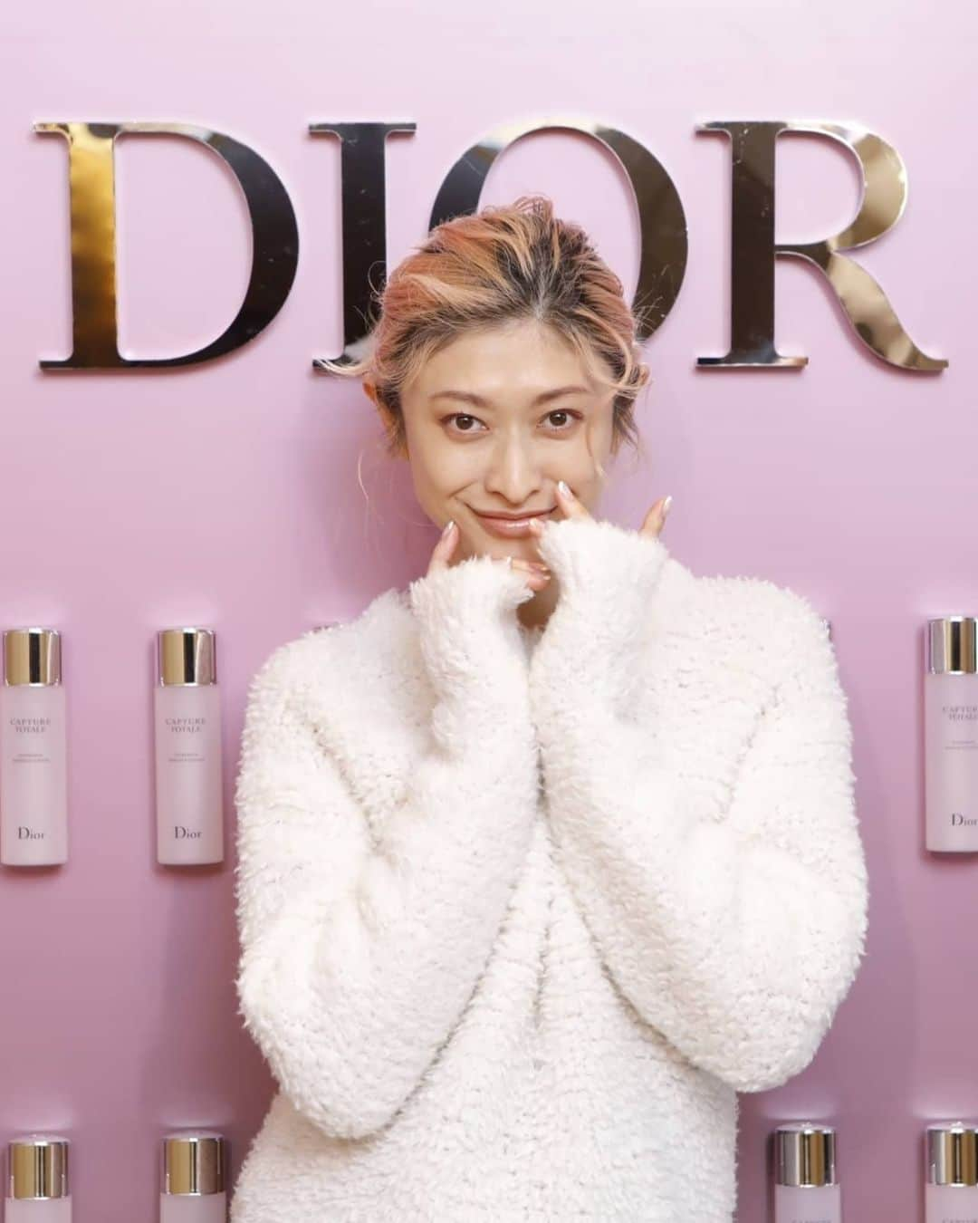 山田優さんのインスタグラム写真 - (山田優Instagram)「DIOR カプチュール トータルから 新美容液ローションが発売されるそうです!!  スタッフの方が熱心にお話して下さったので 真剣に聞きすぎて 眉間に皺が寄ってました。w  美容液塗った後は かなり潤いが!!!!  そして 香りもたまらないです♡♡  @diorbeauty     @dior　  #カプチュールトータル　 #capturechange」1月14日 9時20分 - yu_yamada_