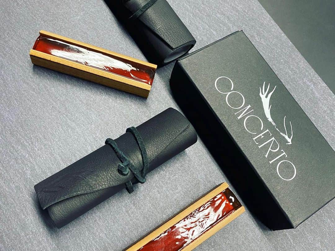 木嶋真優のインスタグラム：「私がずっと愛用させて頂いている大好きな松脂 Bespoke @leatherwoodrosin の新しい “CONCERTO”がリリースされました 数年前にBespoke製作者のオーストラリアにいるAndrewに直電して 自分の求めている音を説明して オーダーメイドのオリジナルブレンドを 作って頂いているくらい松脂にこだわる派なのですが このCONCERTOを発売2ヶ月前くらいから 使い始めてコンチェルト、リサイタルを重ねて 色々なホールや形態で試奏してきた中 『音今日いいね』と周りの方々から 言って頂くことが増えました。 ソリストの方、 ソリストの方ではなくてもソリスティックな音が欲しい、 楽器や弓を変えるよりまずこれを試して頂きたいです。 感覚的にはCrispよりも掘れて Suppleよりキラキラしています。 弓の引っかかり 音の粒の立ち上がりが最高です。 1/10から1年間 日本のみ！限定発売されているので 是非皆さん試してみてください。 デザインも最高にかっこいいな。 ストーリーにリンク貼ります💫 お問い合わせはここからも飛べます 👇 @leatherwoodrosin.jp   New release Concerto is your luxurious, superpremium rosin for intense soloistic playing. Designed for the soloist, power, focus and projection are prominent with minimal dust and sound deterioration.  For best sound and response: Apply the rosin every day before playing with minimal strokes, perhaps one or two when needed. Use a slow, even downbow stroke from frog to tip. More strokes will be needed for new bow hair. Remove excess dust and rosin build up with a dry cleaning cloth before applying the rosin.  Wood: Yakisuji - Australian Cypress Pine Leather: Premium Australian Leather Carry Bag: Pure Mulburry Silk  #bespoke #concertorosin #violin #松脂 #松脂って弓に塗るもののことだよ #音楽家以外にはわかりにくいオタク投稿失礼します」