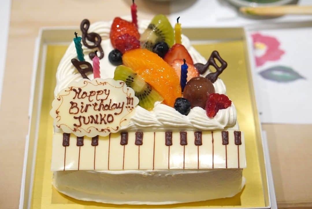 石原詢子さんのインスタグラム写真 - (石原詢子Instagram)「事務所スタッフのみんなからのお誕生日プレゼントとケーキ！ iPod貰っちゃった❗ ケーキはピアノの形してるの。  #お誕生日プレゼント #ipod #誕生日ケーキ #事務所スタッフ #石原音楽事務所 #ありがとう #お誕生会 #新年会 #プレゼント #ピアノ #石原詢子」1月14日 10時39分 - junko_ishihara.official