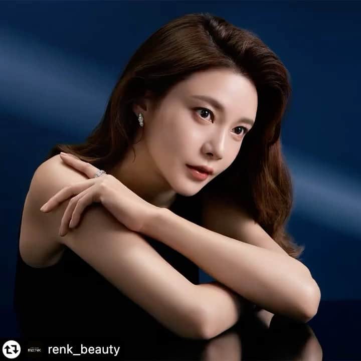 チャ・イェリョンのインスタグラム：「#리그램 - @renk_beauty  2022년도 #리엔케이 와 함께해요♥️  𝐇𝐚𝐩𝐩𝐲 𝐍𝐞𝐰 𝐘𝐞𝐚𝐫 𝐖𝐢𝐭𝐡 @chayeryun   리엔케이 뮤즈 차예련님의 빛나는 아름다움을 기대해 주세요.  #리엔케이 #ReNK #HappyNewYear」