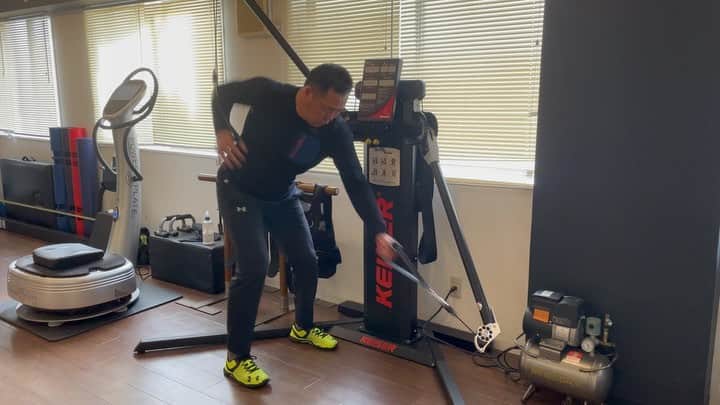 関本賢太郎のインスタグラム：「週1〜2回は必ずパーソナルトレーニング🏋️ ダイエット＋肉体改造＋飛距離アップ🔥 これにプラスしてピラティスで柔軟性をだす✌️ 小さな事からコツコツと❗️  ＃目標達成に近道なし #トレーニング #Topworksbody #ピラティス #ドライバーショット #平均飛距離300ヤード #Cキム #ゴルフ #ゴルフ上手くなりたい」