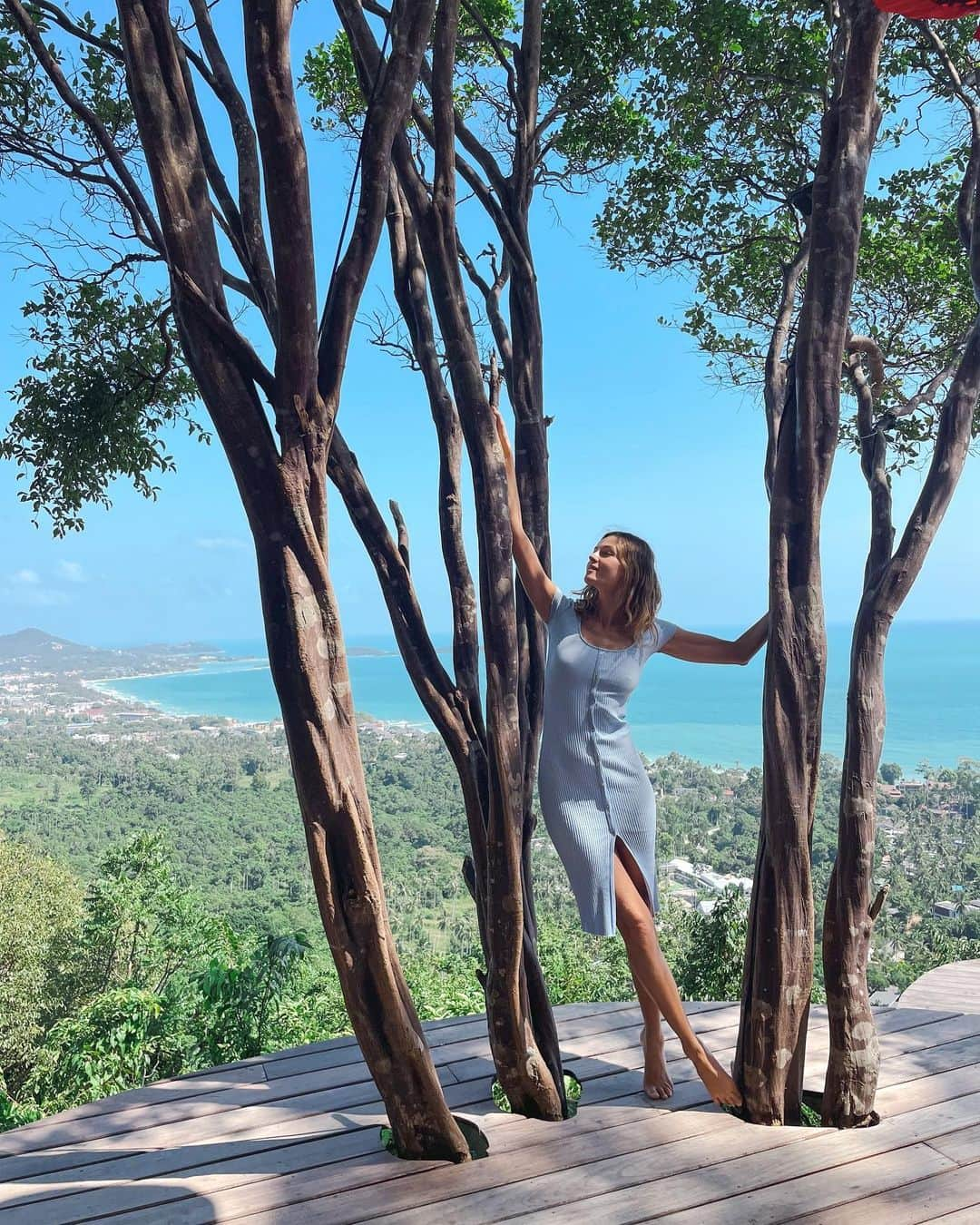 ヴァレンティナ・ゼリャヴァのインスタグラム：「Coconut & espresso with a view 💙」