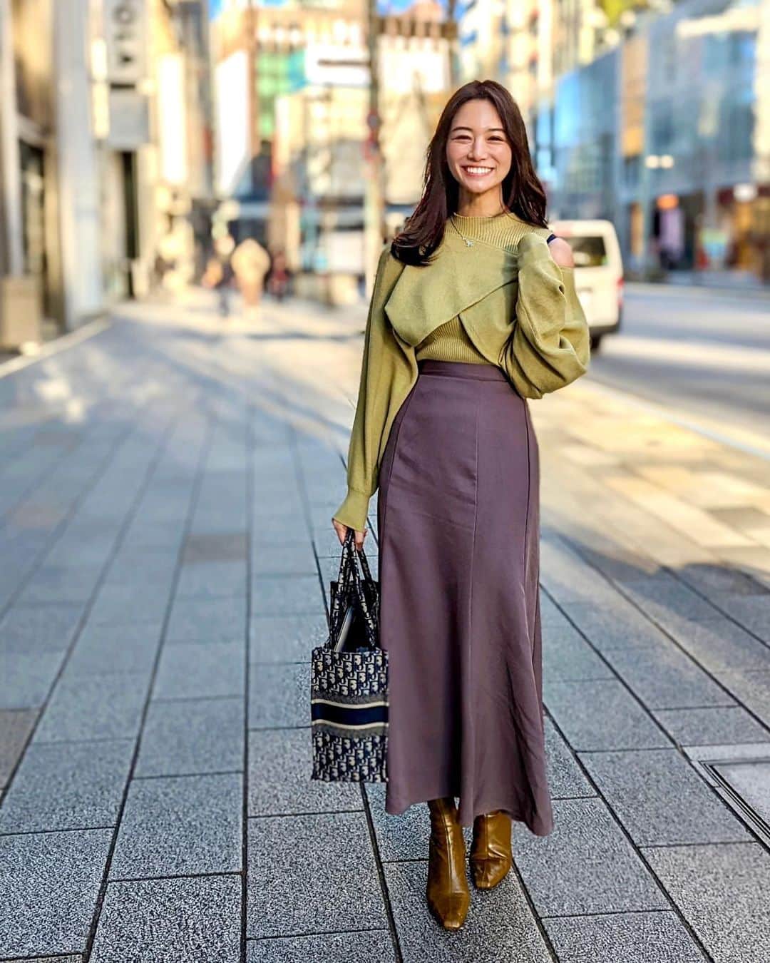 石井里奈さんのインスタグラム写真 - (石井里奈Instagram)「こんにちは💕 . 昨夜の投稿の全身コーデ🎶 届いたばかりのお洋服で春コーデ🍀 . 今年はこのライムカラーが人気みたいね🥰春服たくさんオーダーしてたからワクワクです🥺❤️ . knit... @mystrada_official  skirt... @grl_official  boots... @charleskeith_jp  bag... @dior  . 最近私はまた漫画ブームがきてて、呪術廻戦読み直して、ダーウィン事変読んで、LINE漫画オリジナル読んで笑、ハニーレモンソーダ読んでます📚 漫画の主人公って言って欲しい時に言って欲しい言葉を言ってくれるよね👀✨ 私もそんな漫画のヒーローみたいな人になりたい！笑 . ラスト金曜日、頑張っていきましょう❤️ . #りなまるコーデ #コーディネート #オフィスコーデ #通勤コーデ #オフィスカジュアル #grl #グレイル #mystrada #マイストラーダ #プチプラ #プチプラコーデ #ライム #マーメイドスカート #マーメイド #mermaid #dior #ディオール #charlesandkeith #ginza #銀座 #春服コーデ #春カラー #春服 #アンサンブル #呪術廻戦 #呪術廻戦0 #ハニーレモンソーダ #漫画好き #line漫画 #漫画」1月14日 11時55分 - ri7tin1025