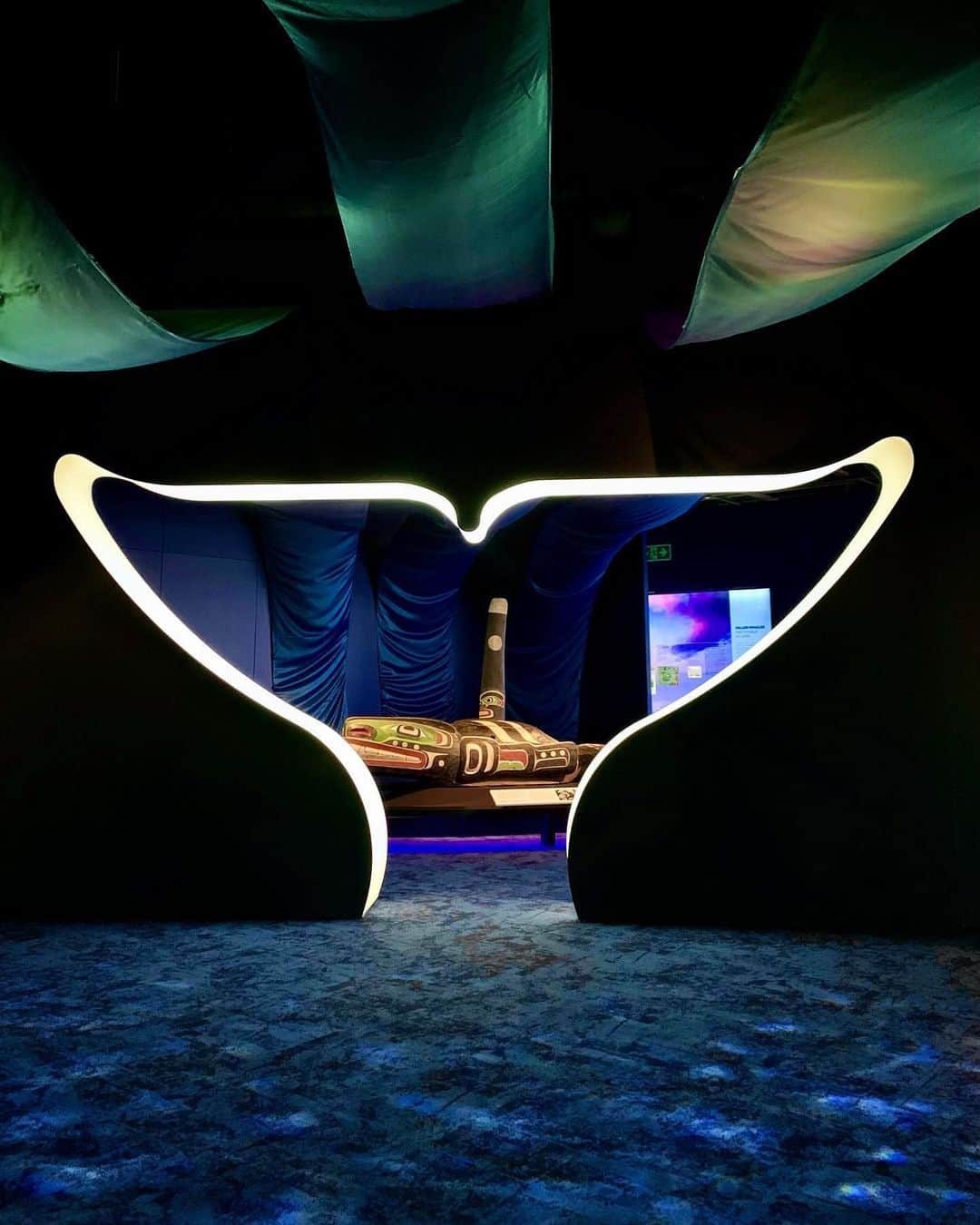 横井玲のインスタグラム：「A Rainy day is the best for learning🕵️ I had a perfect time in the Royal BC Museum. Their current exhibition “Orcas,” permanent exhibition “BC’s Natural History,” and the documentary movie “Great Bear Rainforest”… Everything was so fascinating and wonderful! Even though there was no fluffy friend, I filled my heart as when I contacted animals; simultaneously, I wept silently sometimes. The suffering of mother earth and beautiful creatures cannot be ignored. There is no point in just being merciful and pessimistic about them.. we need to take action. I will work on it more seriously - promise you guys🐋🦦🐐🐊🐅🐬🐘🦘🌲🌳🌹  やるべき事に没頭した2021年を経て、今年はやりたい事に没頭する一年にしようと、短い冬休みを慌ただしく過ごしています。 雨の日を利用して繰り出した博物館では、動物、自然、それらと人間の歴史に関するとても素敵な展示と、併設されたIMAXシアターでの映像鑑賞で、心満たされました。 中には、笑顔で見られない映像や記録もありましたが、知識は何よりの財産。 英語の勉強も兼ね、全部まるっと飲み込んできました。 わたしがどんなに動物が好きでも、30年以上迷いなくお肉を食べ、動物園や水族館に足を運んでいたように、知って、何かを感じなければ、そこにある選択肢を見つける事すらできない。 選択の連続の中で、常に自分の納得できる決断が下せるよう、学ぶことだけは止めたくないと思うこの頃です。 余談ですが、どこか初めての場所に訪れた時、特に心動かされた時は、何か記念品を持ち帰りたくなるのですが、特にこの展示の後は「いつかゴミになってしまうかもしれないもの」に手が出せず…大きなシャチのぬいぐるみを前に頭を抱えていたところ、素敵な石を見つけて、いそいそと購入してきました。 海のような石に描かれた古代のシャチ氏。 大切にします。  #canada #victoria #royalbcmuseum #orcas #imax3d #naturalhistory #museum #nature #learning #educateyourself #animallovers #naturelovers  #博物館 #シャチ #動物が好き #自然が好き #知識は財産」