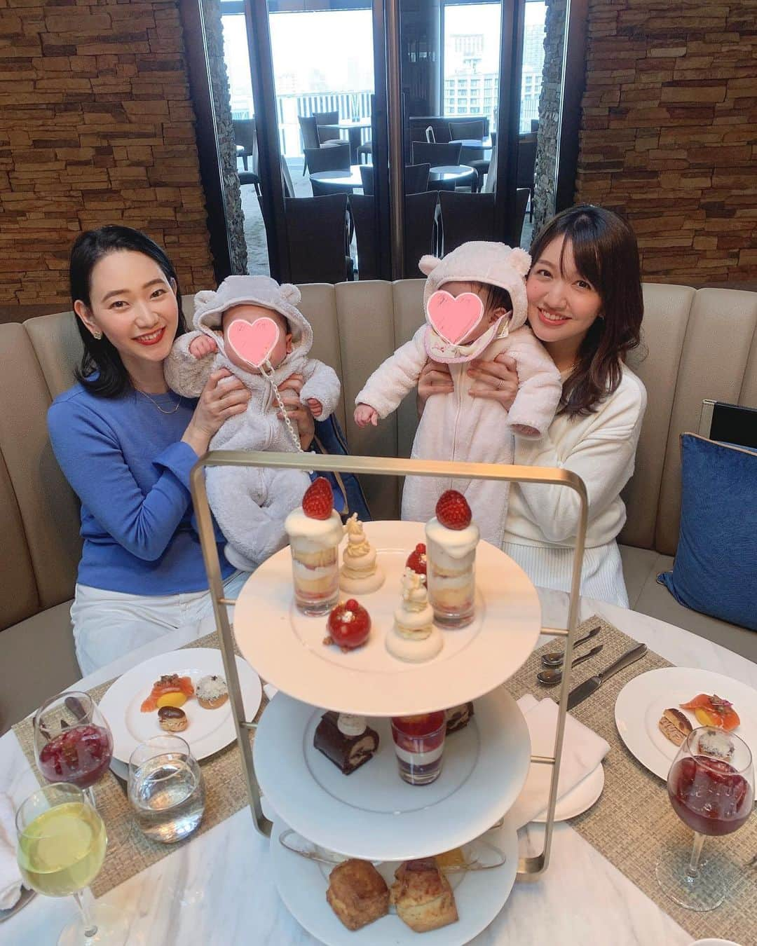 赤松麻里菜のインスタグラム：「同期と🧁🫖♡ @thewhitecompany のロンパース🧸が偶然にも色違いだった👼💕 上も下も同学年だから共通の話題がたくさんあって嬉しい🧒🏻♪ 今回は品川のストリングスでアフタヌーンティーでした🥮☕️ #thewhitecompany #thelittlewhitecompany #ベビーロンパース #ベビー服 @strings_ic #ストリングスホテル東京インターコンチネンタル #品川 #品川グルメ #品川カフェ #品川ランチ #アフタヌーンティー #アフタヌーンティー巡り #アフタヌーンティー部 #0歳女の子 #女の子ママ #姉妹ママ #2人育児 #2歳差育児 #3歳差育児 #ママライフ #育休 #育休中 #育休中の過ごし方 #赤ちゃんのいる生活 #赤ちゃんのいる暮らし」