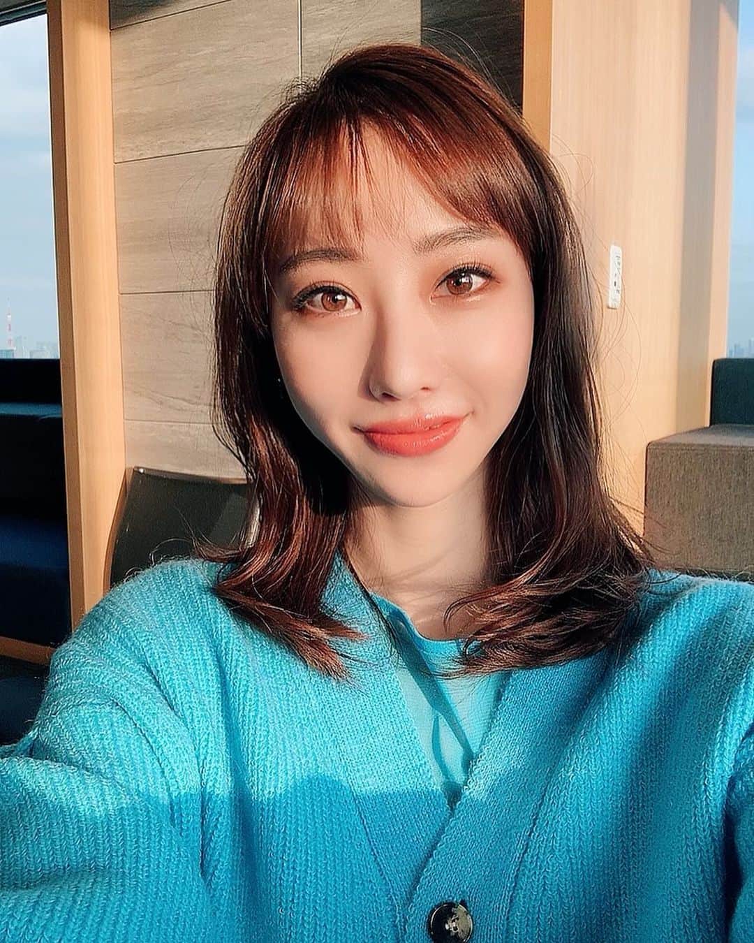 秋倉諒子のインスタグラム：「西陽が眩しい日〜☀️ あ〜海外旅行行きたいなぁ💭」