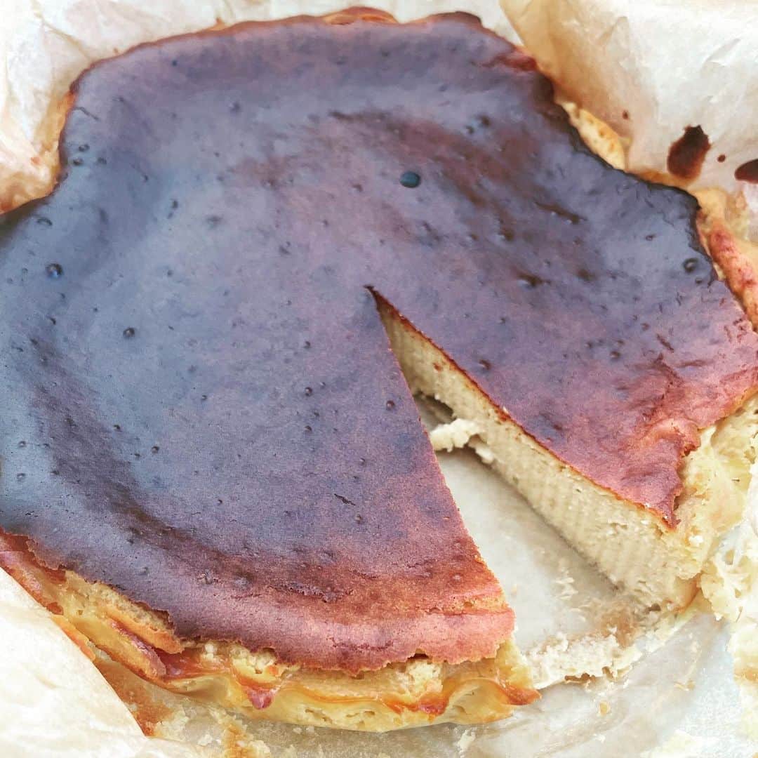 眞鍋かをりのインスタグラム：「分量変えてプロテインで作ったチーズケーキ 生クリーム無しなのでクリーミーさは足りないけど、全然いいんですけど！  クリームチーズ　200g 砂糖（島ザラメ）　大さじ４ 卵　２個 豆乳プロテイン（コーヒー味）　６０g 豆乳 200cc レモン汁　少々  ミキサーでガッと混ぜて、濾して型に入れて 200℃で３０分  すごいダイエットおやつが爆誕してしまった」